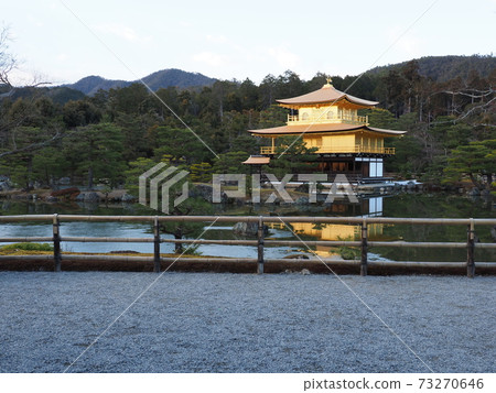 冬季黃昏的金閣寺,茅草屋頂的更換完成 冬季黃昏的金閣寺,茅草屋頂的更換完成 73270646