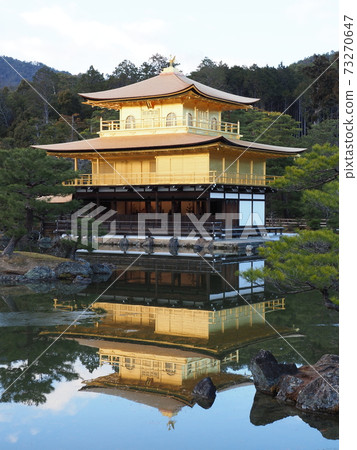 冬季黃昏的金閣寺,茅草屋頂的更換完成 冬季黃昏的金閣寺,茅草屋頂的更換完成 73270647
