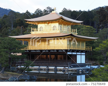 冬季黃昏的金閣寺，茅草屋頂的更換完成 73270649