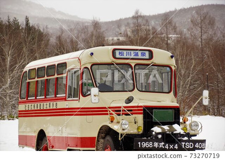 穿越岩手縣冬季的複古巴士，開往松川溫泉的敞篷巴士 73270719