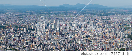 全景拍攝・從青岩山的山頂看的札幌城市景觀/北海道札幌市的觀光圖片 73271346