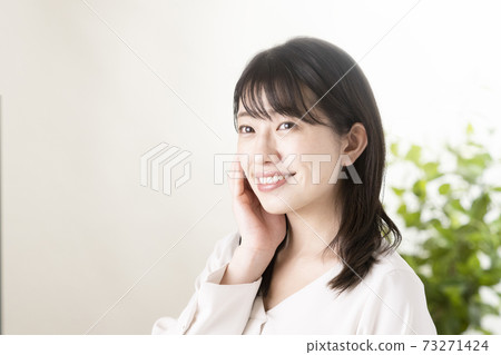 美女形象將手放在臉頰上的女人 73271424