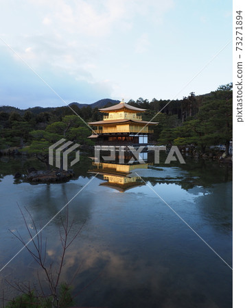 冬季黃昏的金閣寺,茅草屋頂的更換完成 冬季黃昏的金閣寺,茅草屋頂的更換完成 73271894