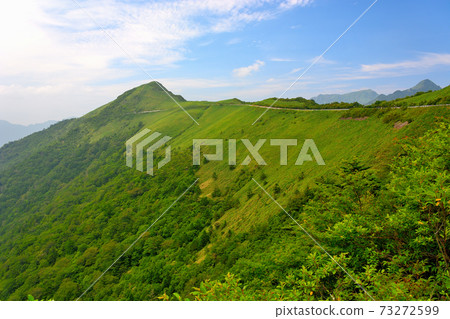 The highlight of the road drive in the sky, the UFO line that goes along the ridgeline of Kamegamori, Shikoku, Kochi prefecture, Ehime prefecture (4) 73272599