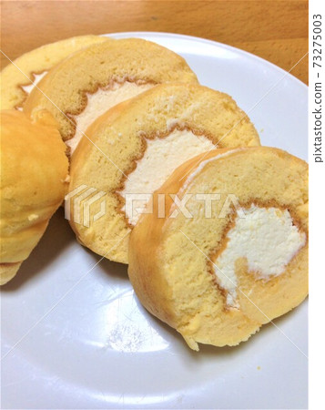 How about a roll cake for a snack? 73275003