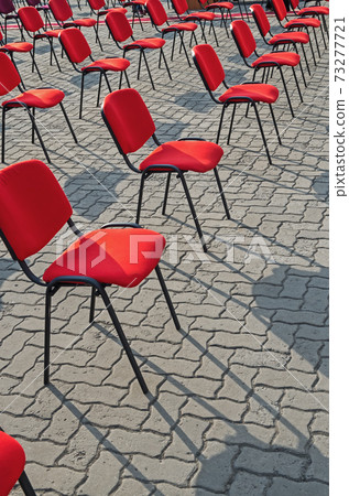 Chairs located are on square Chairs located are on square 73277721