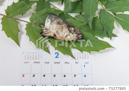 [Setsubun image: holly, sardines and calendar] 73277805