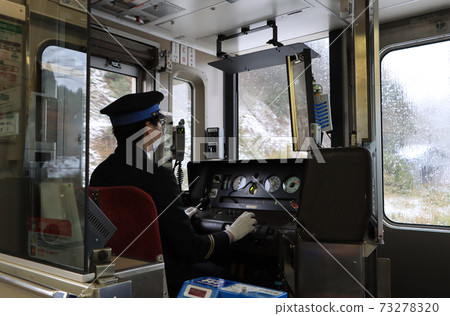 125系列火車的駕駛員座位在白雪皚皚的奧巴馬線上行駛 125系列火車的駕駛員座位在白雪皚皚的奧巴馬線上行駛 73278320