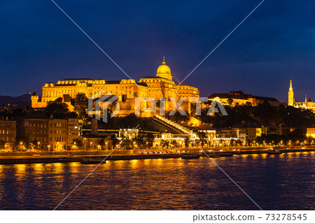 匈牙利布達佩斯的布達城堡在晚上 匈牙利布達佩斯的布達城堡在晚上 73278545