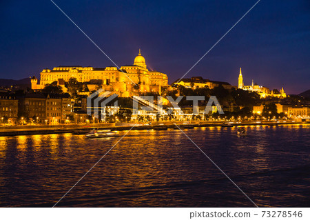 匈牙利照亮了布達佩斯的布達城堡 73278546