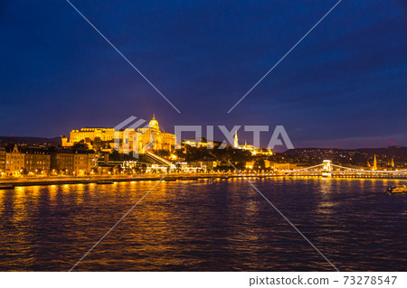 匈牙利布達佩斯的布達城堡在晚上 匈牙利布達佩斯的布達城堡在晚上 73278547