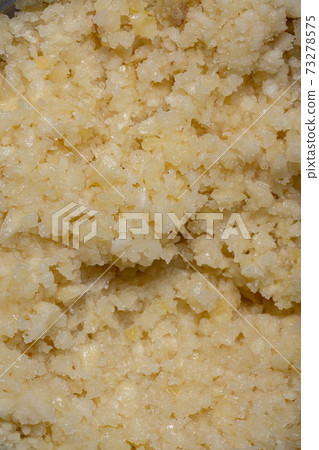 garlic and cooking salt 73278575