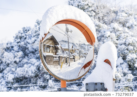 圓弧形鏡面反射雪景 圓弧形鏡面反射雪景 73279037