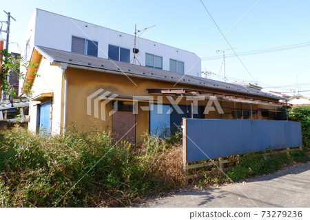 Unoccupied house Unoccupied house 73279236