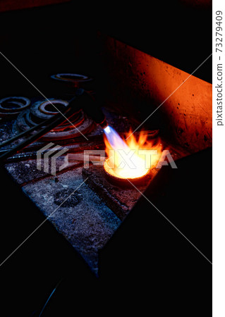 Gold-melting craftsman Gold-melting craftsman 73279409