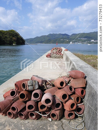 三原市佐吉島的風景，在牧田港（廣島縣）堆積的罐子 73279453