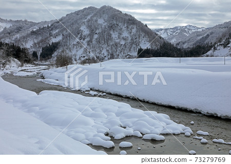 福島縣忠見町的加茂河和里山與雪 73279769