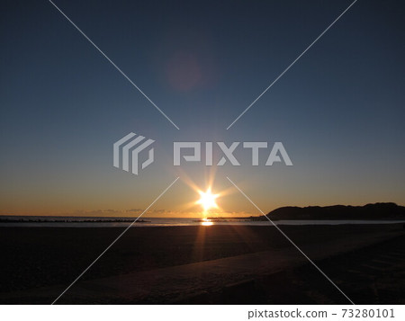 Sunrise on the Ajigaura beach in Hitachinaka City, Ibaraki Prefecture Sunrise on the Ajigaura beach in Hitachinaka City, Ibaraki Prefecture 73280101