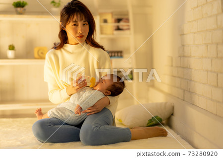 疲倦的女人在半夜裡喝牛奶 73280920