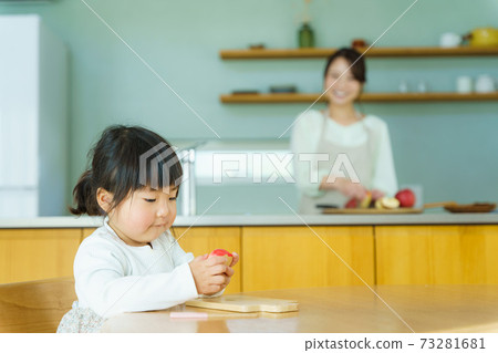 家庭形象的廚房母親和女兒 家庭形象的廚房母親和女兒 73281681