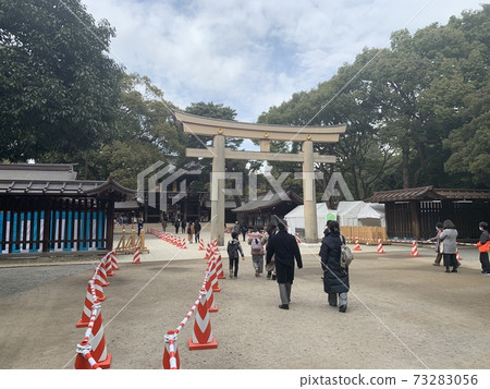 在明治神宮的鳥居前 在明治神宮的鳥居前 73283056