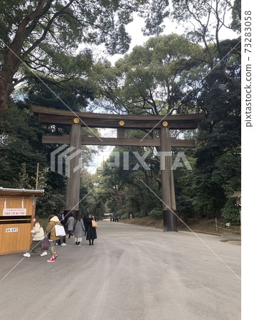 在明治神宮的鳥居前 在明治神宮的鳥居前 73283058