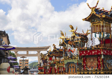 A group of gorgeous and beautiful food stalls that appeared at the autumn festival in Takayama City 73283164