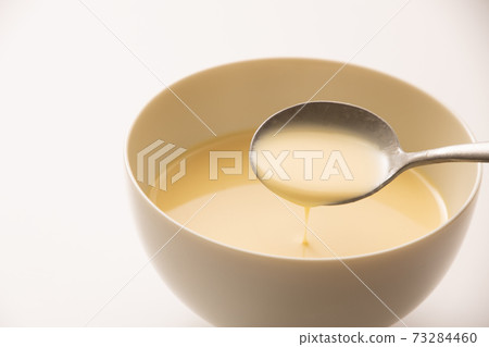 Eat corn soup 73284460