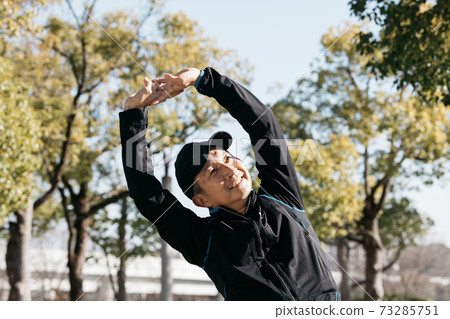 Japanese men in their 60s doing gymnastics and stretching Health / fitness image 73285751