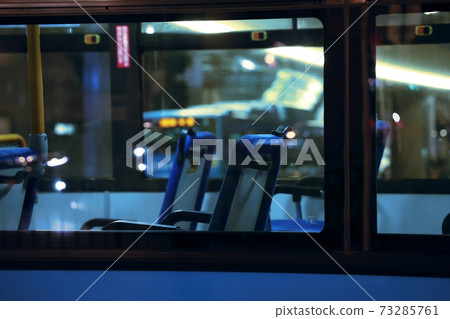 晚上沒人的公共汽車座位 晚上沒人的公共汽車座位 73285761