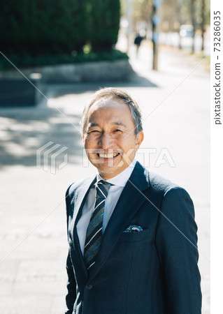 日本男人和中年商人在西裝走在辦公區的形象 73286035