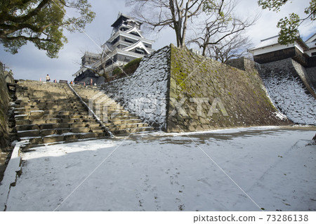 From the stone steps on the south side of Kumamoto Castle in the snow 73286138