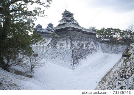 雪熊本城宇都砲塔和高石牆 雪熊本城宇都砲塔和高石牆 73286748