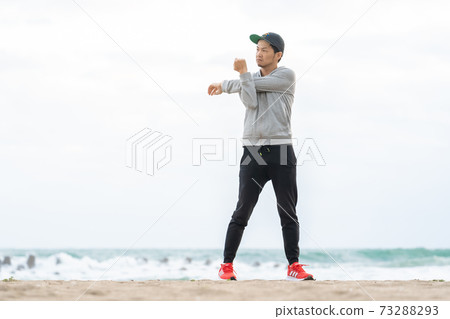 伸展在沙灘上的男人 伸展在沙灘上的男人 73288293