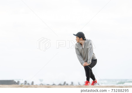 一個男人在沙灘上伸展 一個男人在沙灘上伸展 73288295