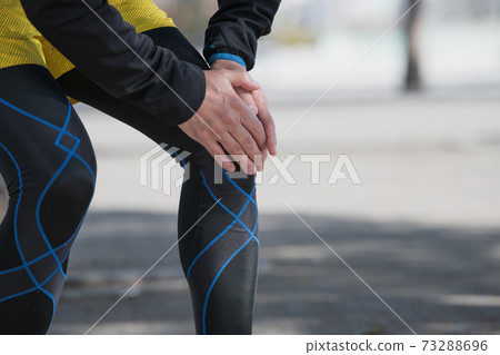 膝蓋/膝蓋疼痛圖像奔跑的人 73288696