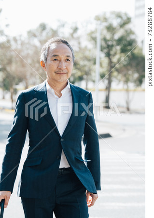 日本男人和中年商人穿著六十年代西裝的形象 日本男人和中年商人穿著六十年代西裝的形象 73288784