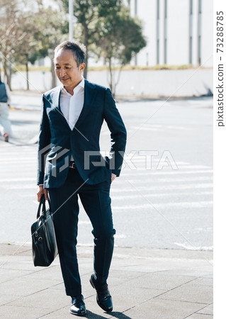 日本男人和中年商人穿著六十年代西裝的形象 73288785
