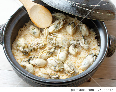 糙米，牡蠣米，牡蠣米，牡蠣米，牡蠣米，煲仔飯，煮熟的米飯，煮熟的牡蠣米飯。 73288852