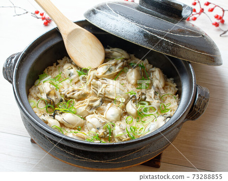 糙米，牡蠣米，牡蠣米，牡蠣米，牡蠣米，煲仔飯，煮熟的米飯，煮熟的牡蠣米飯。 73288855