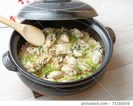 糙米，牡蠣米，牡蠣米，牡蠣米，牡蠣米，煲仔飯，煮熟的米飯，煮熟的牡蠣米飯。 73288856