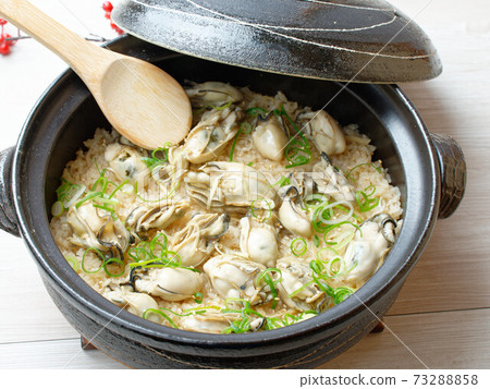 糙米，牡蠣米，牡蠣米，牡蠣米，牡蠣米，煲仔飯，煮熟的米飯，煮熟的牡蠣米飯。 73288858