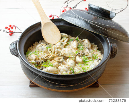 糙米，牡蠣米，牡蠣米，牡蠣米，牡蠣米，煲仔飯，煮熟的米飯，煮熟的牡蠣米飯。 73288876