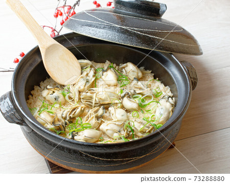 糙米，牡蠣米，牡蠣米，牡蠣米，牡蠣米，煲仔飯，煮熟的米飯，煮熟的牡蠣米飯。 73288880