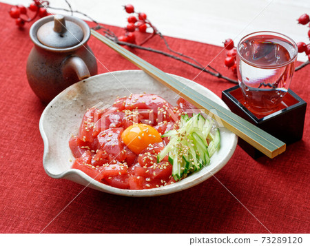 這個金槍魚瘦yukke。將金槍魚切成條狀，與醬油，kochujan +清酒+香油調味。 73289120