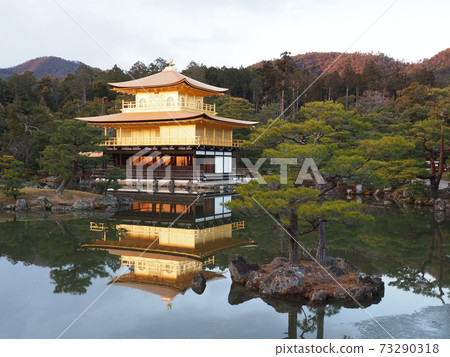Kinkakuji Temple in winter at dusk, the replacement of the thatched roof is completed Kinkakuji Temple in winter at dusk, the replacement of the thatched roof is completed 73290318