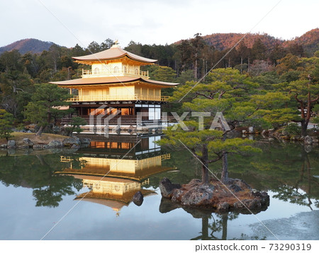 冬季黃昏的金閣寺，茅草屋頂的更換完成 73290319