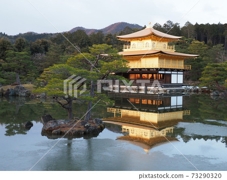 冬季黃昏的金閣寺,茅草屋頂的更換完成 冬季黃昏的金閣寺,茅草屋頂的更換完成 73290320