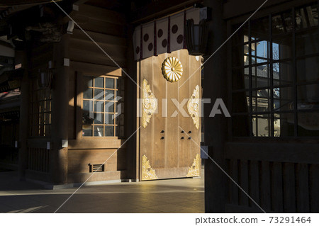 大國玉石神社左神門神社和佛教寺廟陽光門左神門 73291464
