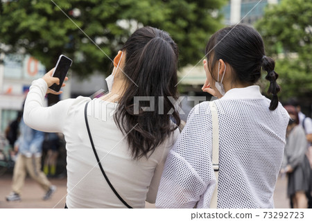 澀谷站前一對帶著智能手機自拍的女人 73292723